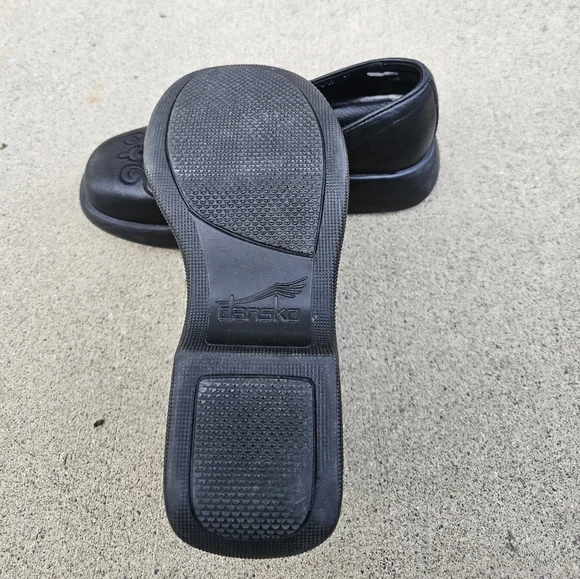 Like new black Dansko clog with filigree marking on the tops. Size 37 - Picture 6 of 8